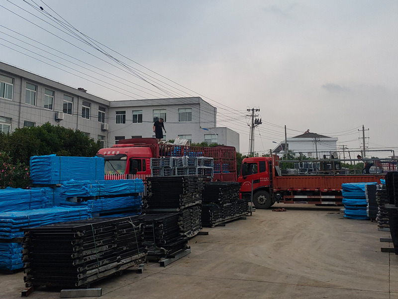 2025年6月14日鋅鋼陽臺(tái)護(hù)欄裝車發(fā)貨! 2025年6月14日鋅鋼陽臺(tái)護(hù)欄裝車發(fā)貨!